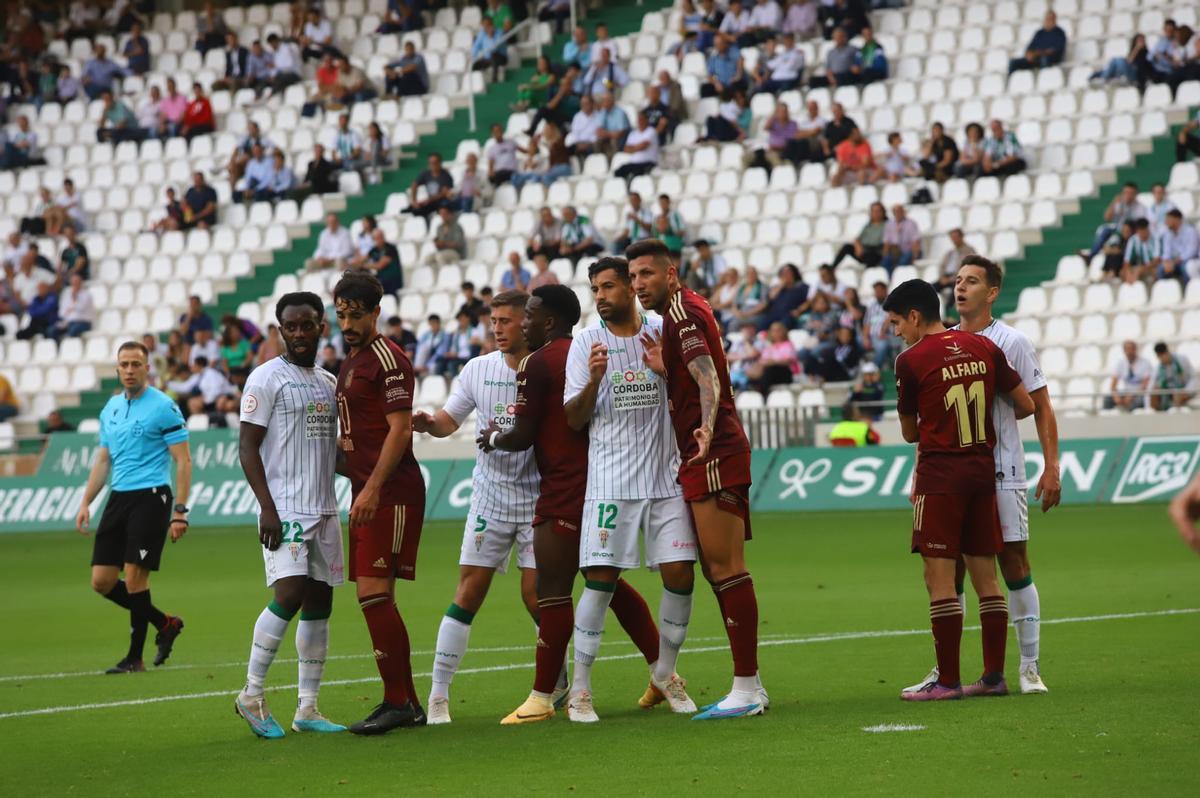 Jugadores del Córdoba CF esperan en el área contraria el saque de un córner, este sábado en El Arcángel, ante el Badajoz.