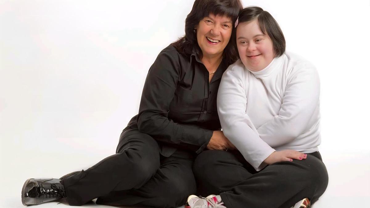 Inés Fernández con una usuaria en una imagen tomada para el calendario de Fraternidad.