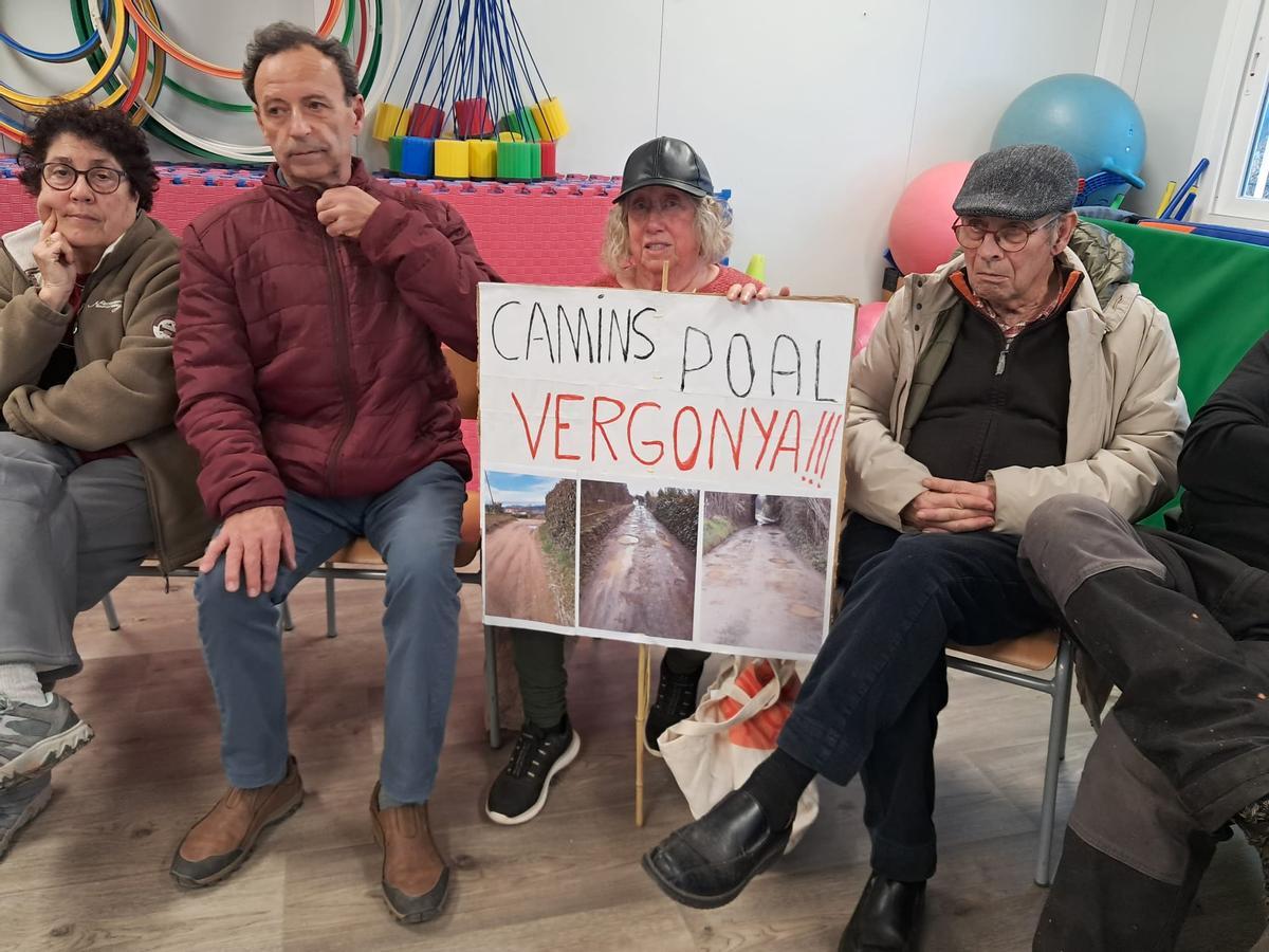 Veïns del Poal durant la trobada amb l'alcalde