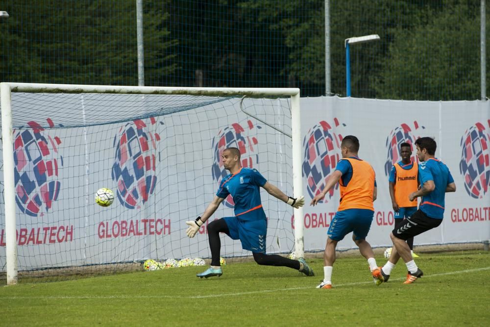 Entrenamiento del Real Oviedo y alumnos del Loyola