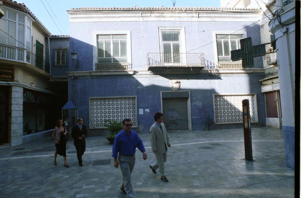 En los años 50 la fachada renacentista era destruida y se revistió de gresite azul.