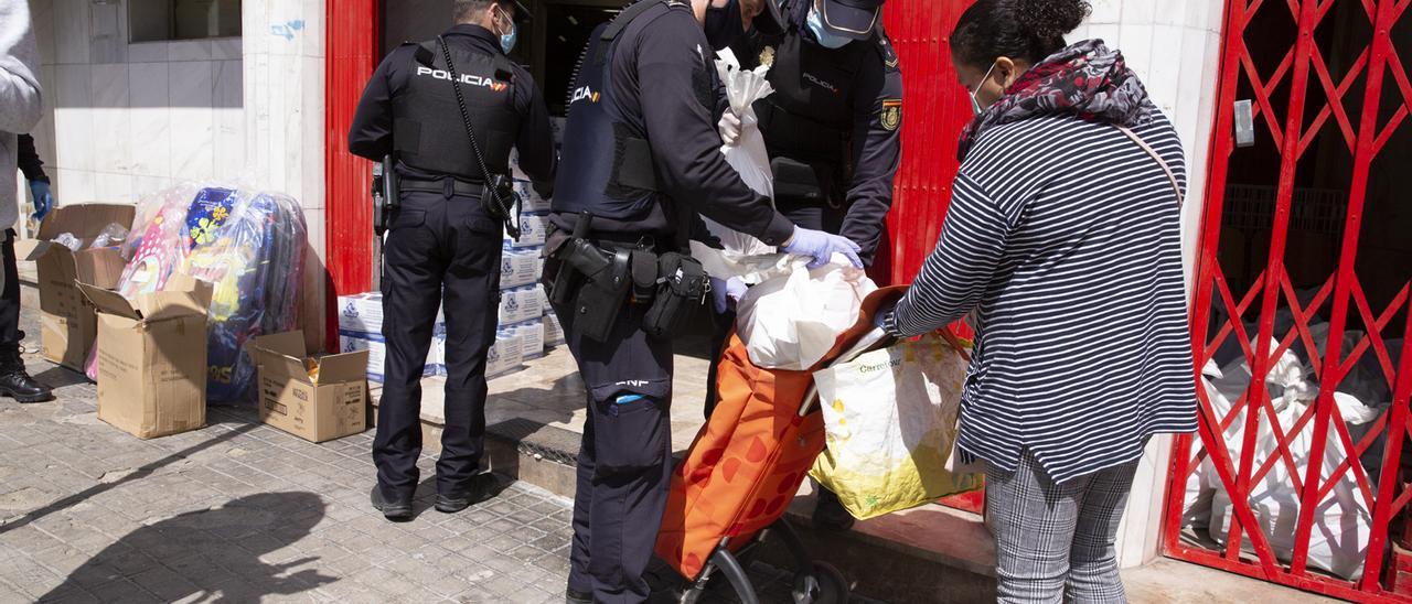 Reparto de alimentos en una despensa solidaria durante el confinamiento.