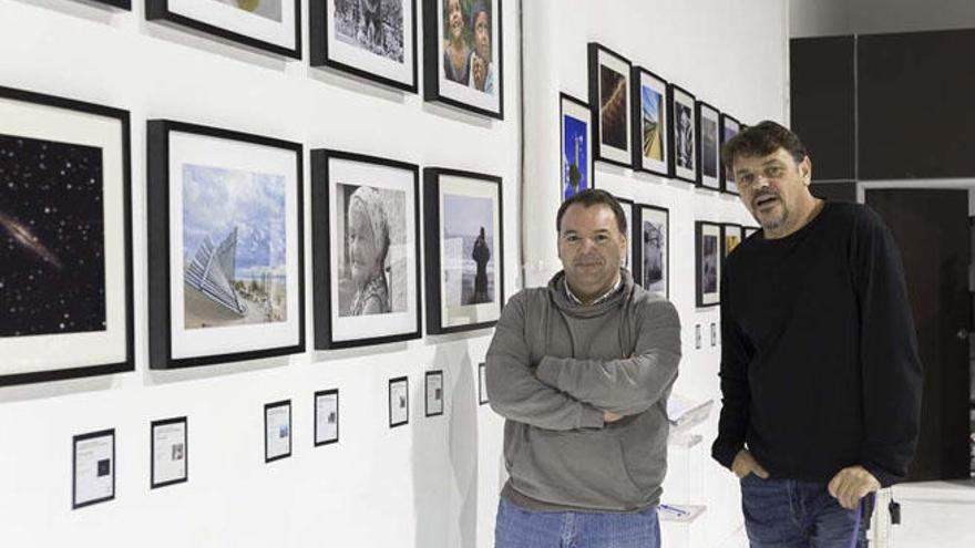 Culleton y Galán, junto a algunas de las obras expuestas.