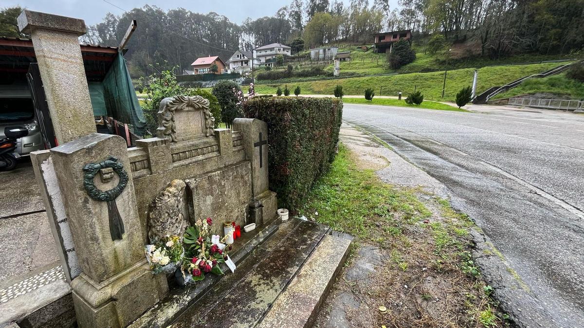 Monumento a los fallecidos en el accidente de autobús de Cans en 1955.
