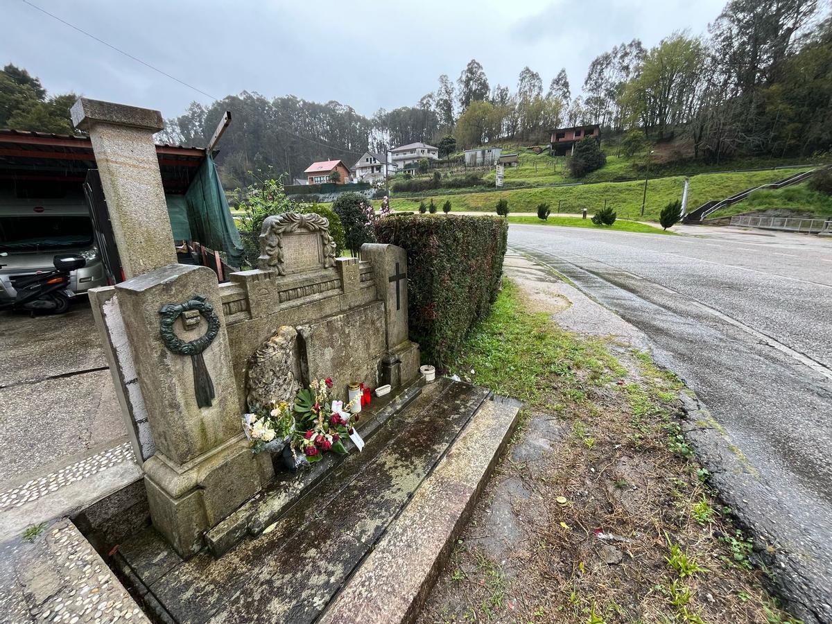Monumento a los fallecidos en el accidente de autobús de Cans en 1955.