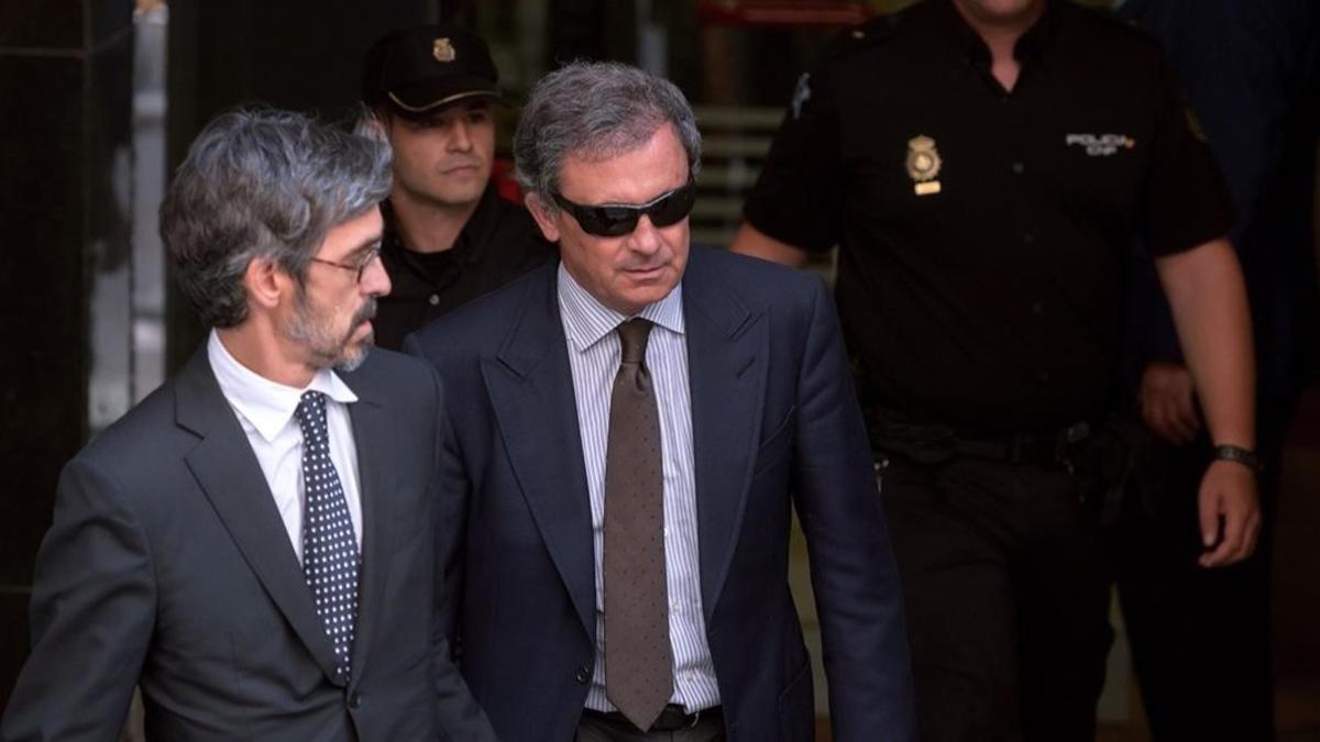 Jordi Pujol Ferrusola (derecha), con su abogado, Cristobal Martell, en septiembre del 2014.