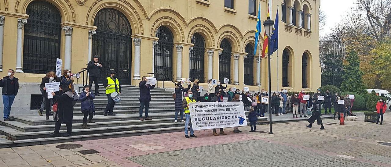 Los interinos se manifiestan en Oviedo contra el “abuso de la temporalidad”