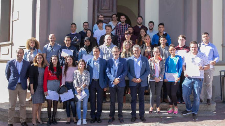 Alumnos, empresarios y representantes del Cabildo majorero y de la FULP, ayer.