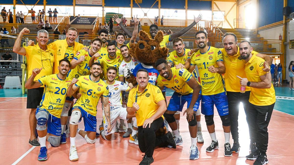 Los jugadores y cuerpo técnico del Guaguas celebra su victoria ante el Prisma Taranto italiano.