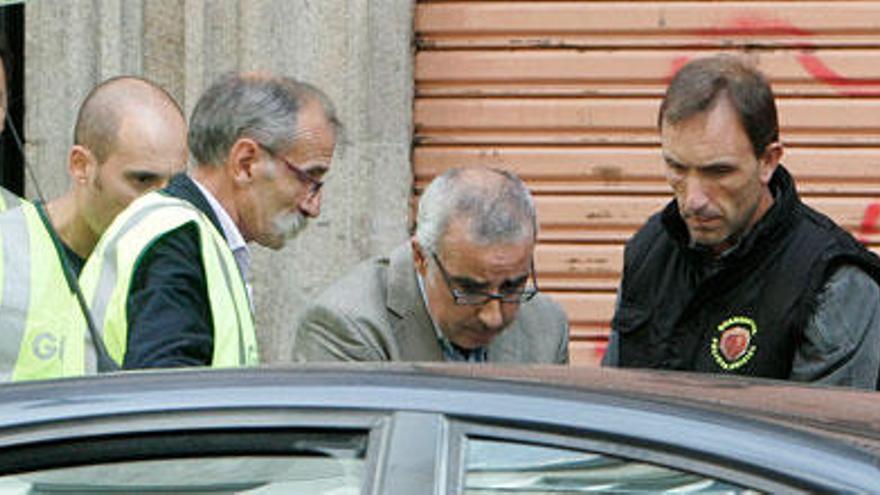 Alfonso Basterra con agentes de la Guardia Civil tras el registro en una de sus viviendas.