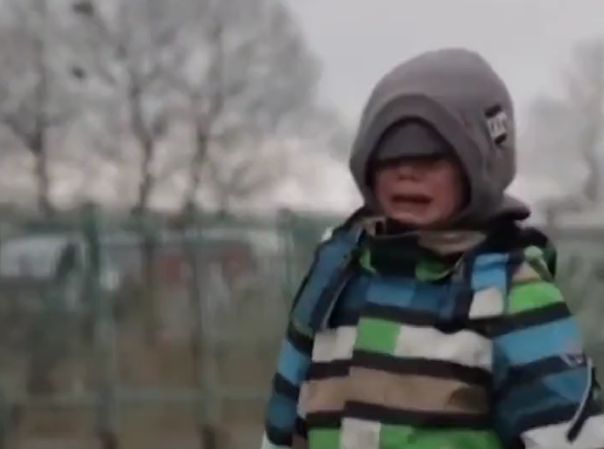 Un niño ucraniano llora en medio de una carretera en Medyka, el paso fronterizo entre Polonia y Ucrania.