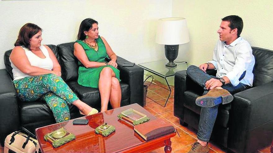 Natacha Rivas y Óscar Medina, dirigentes de la mancomunidad axárquica, y Del Cid, de la occidental.
