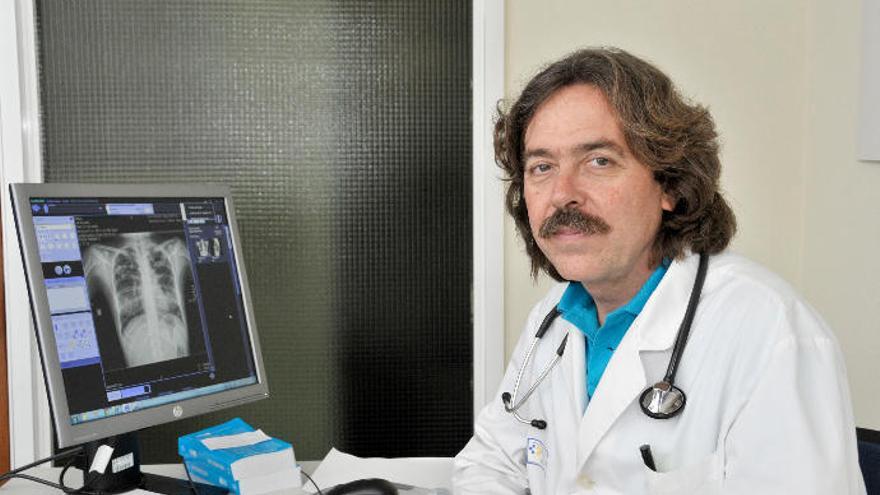 El doctor José Antonio Caminero en su consulta del Negrín.