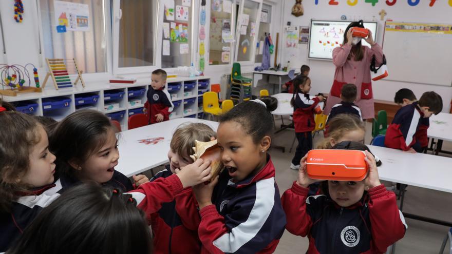 El San Miguel mira al futuro: así son las pizarras digitales y las gafas de realidad virtual del colegio de Pumarín