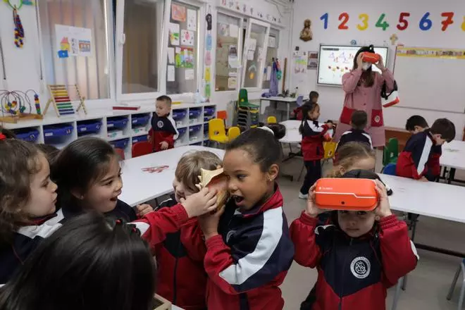 El San Miguel mira al futuro: así son las pizarras digitales y las gafas de realidad virtual del colegio de Pumarín