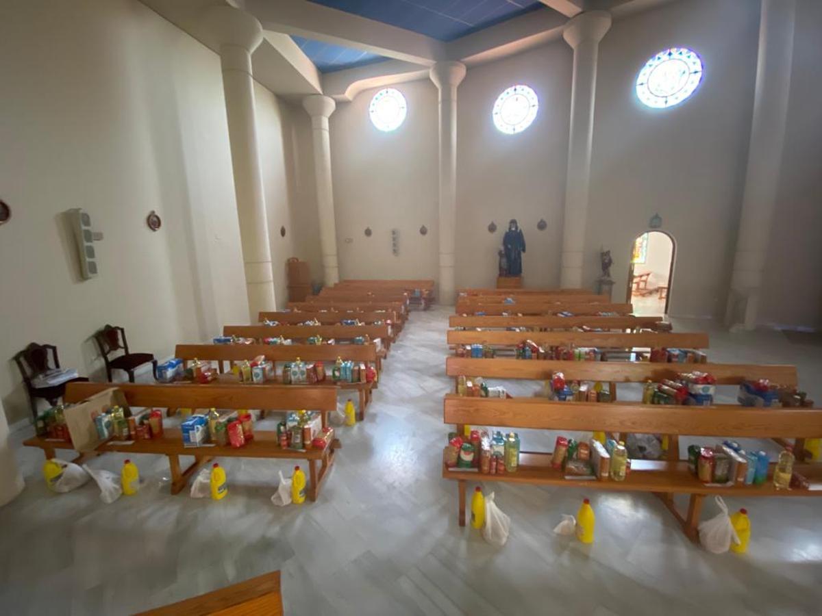 Lotes de comida preparados para su entrega en la iglesia Santa Luisa Marillac, en el barrio Guadalquivir.