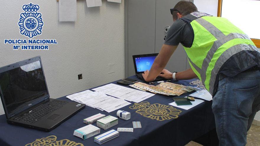 Dinero en efectivo, recetas y medicamentos intervenidos por la Policía Nacional.