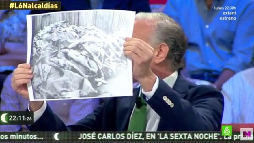 Eduardo Inda muestra la polémica foto.