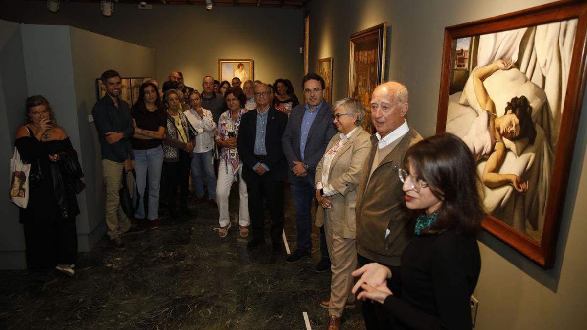 Ana González, tercera por la derecha, ayer, en la inauguración de una muestra en el Evaristo Valle. | Ángel González