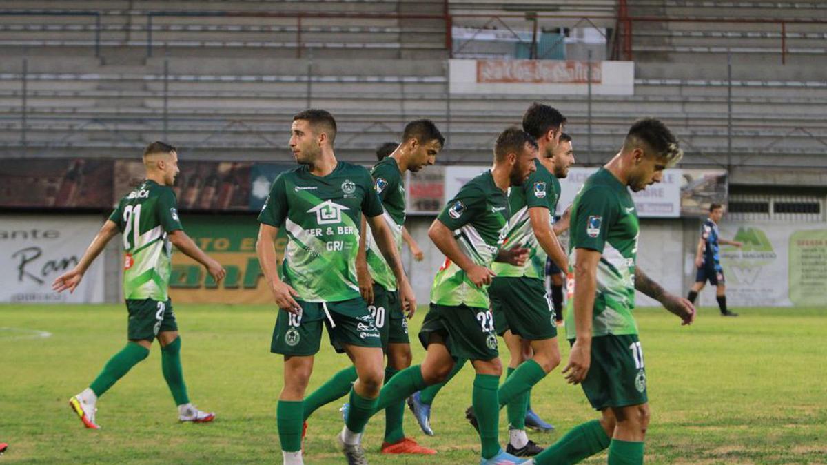 Los jugadores del CD Arenteiro se presentaron en O Couto. |  // I. OSORIO