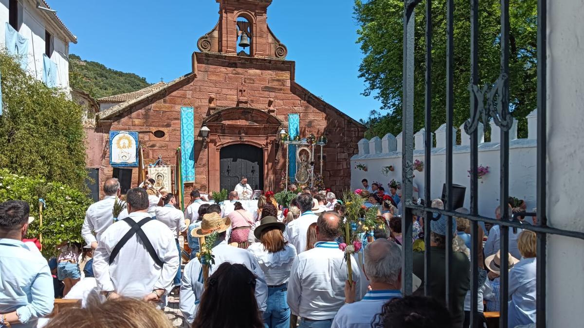 Misa en la ermita de la Virgen de la Fuensanta, en Montoro.