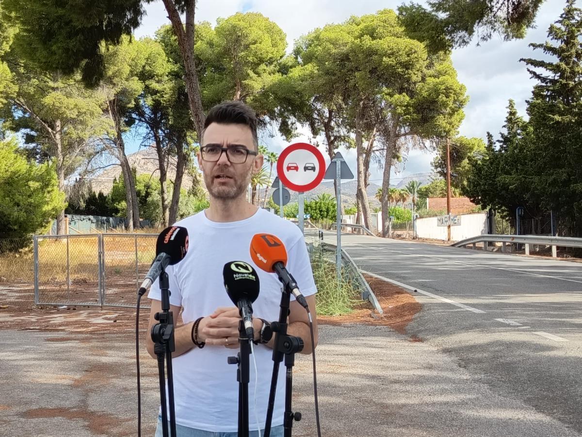 El alcalde en la zona donde se va a habilitar el carril ciclopeatonal