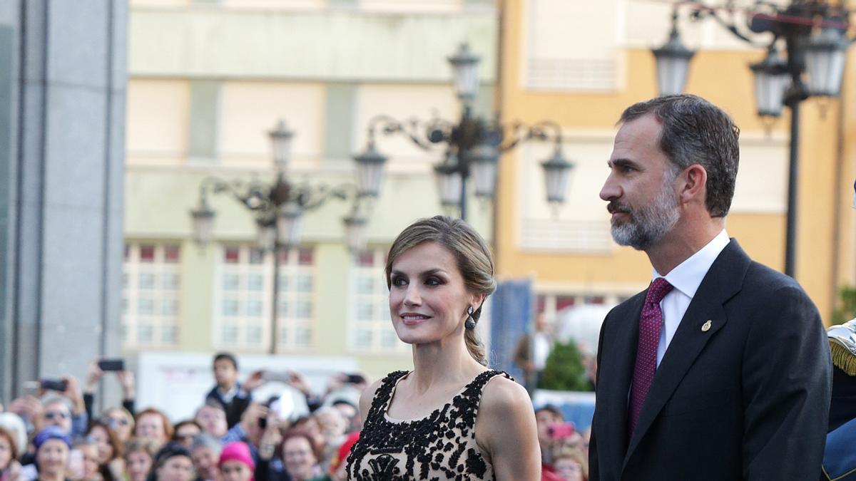 Don Felipe y doña Letizia llegan a la entrega de los Premios Princesa de Asturias 2016