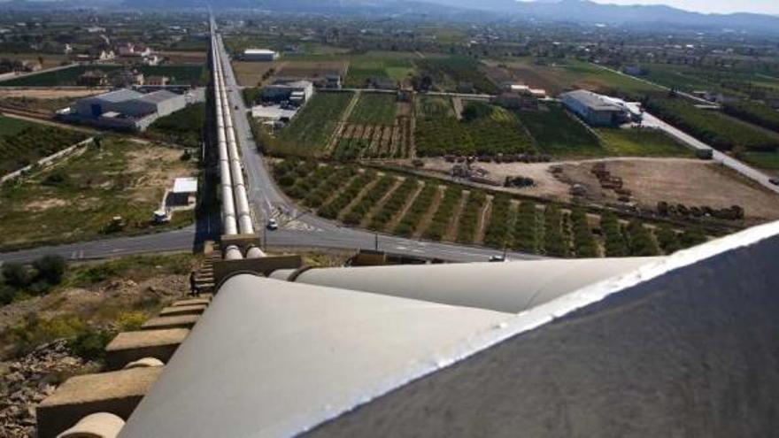 Una panorámica de la infraestructura del Trasvase Tajo-Segura, a su paso por la provincia de Alicante.