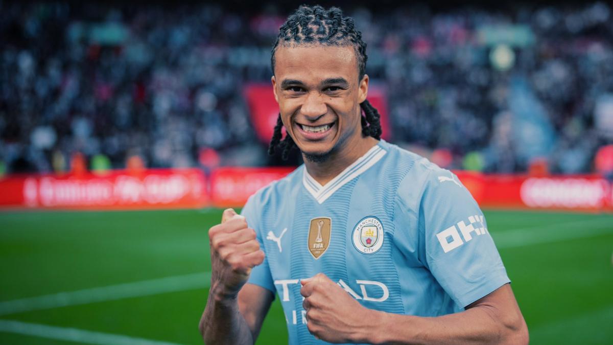 Nathan Aké siempre cumple sobre el césped