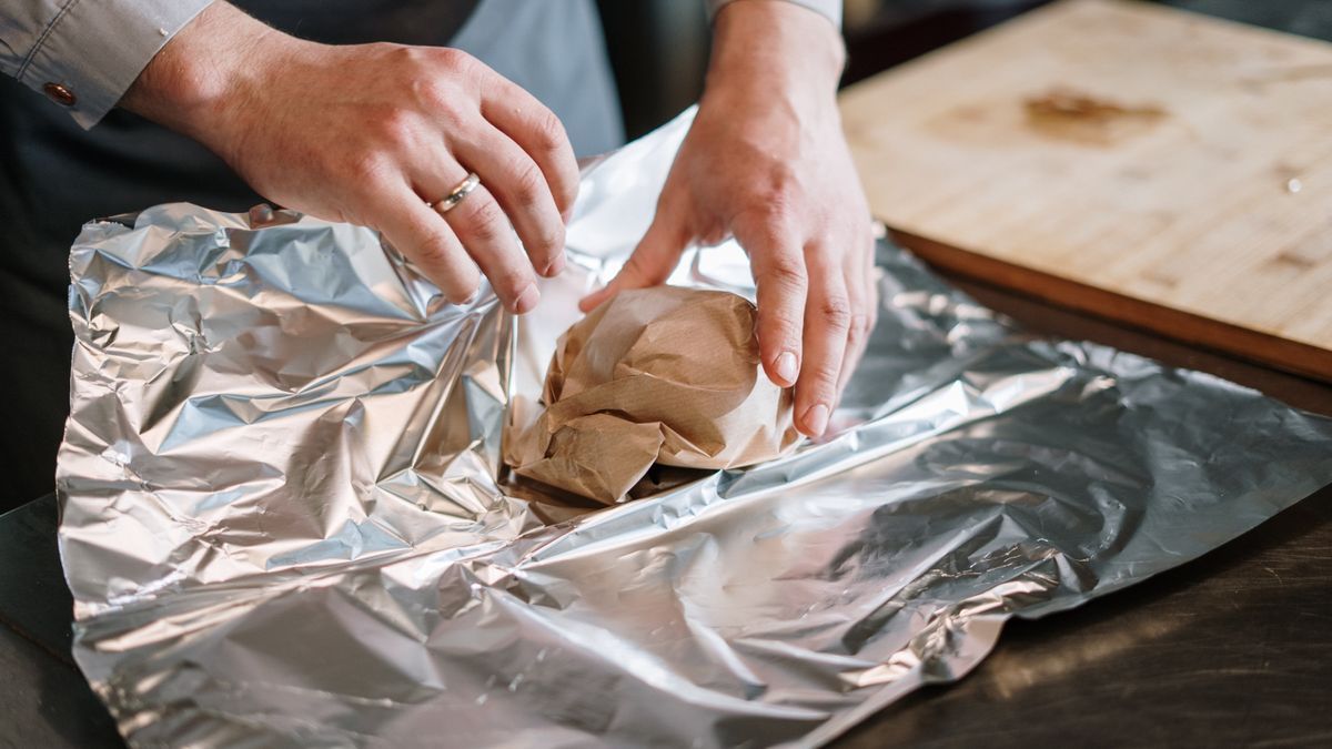Por qué no deberías usar papel de aluminio para las sobras de comida