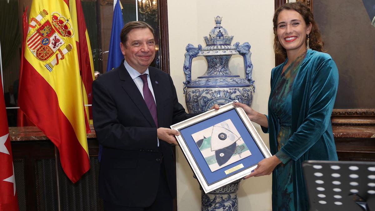 Loyola Pérez de Villegas recibe la distinción de manos del ministro Luis Planas.