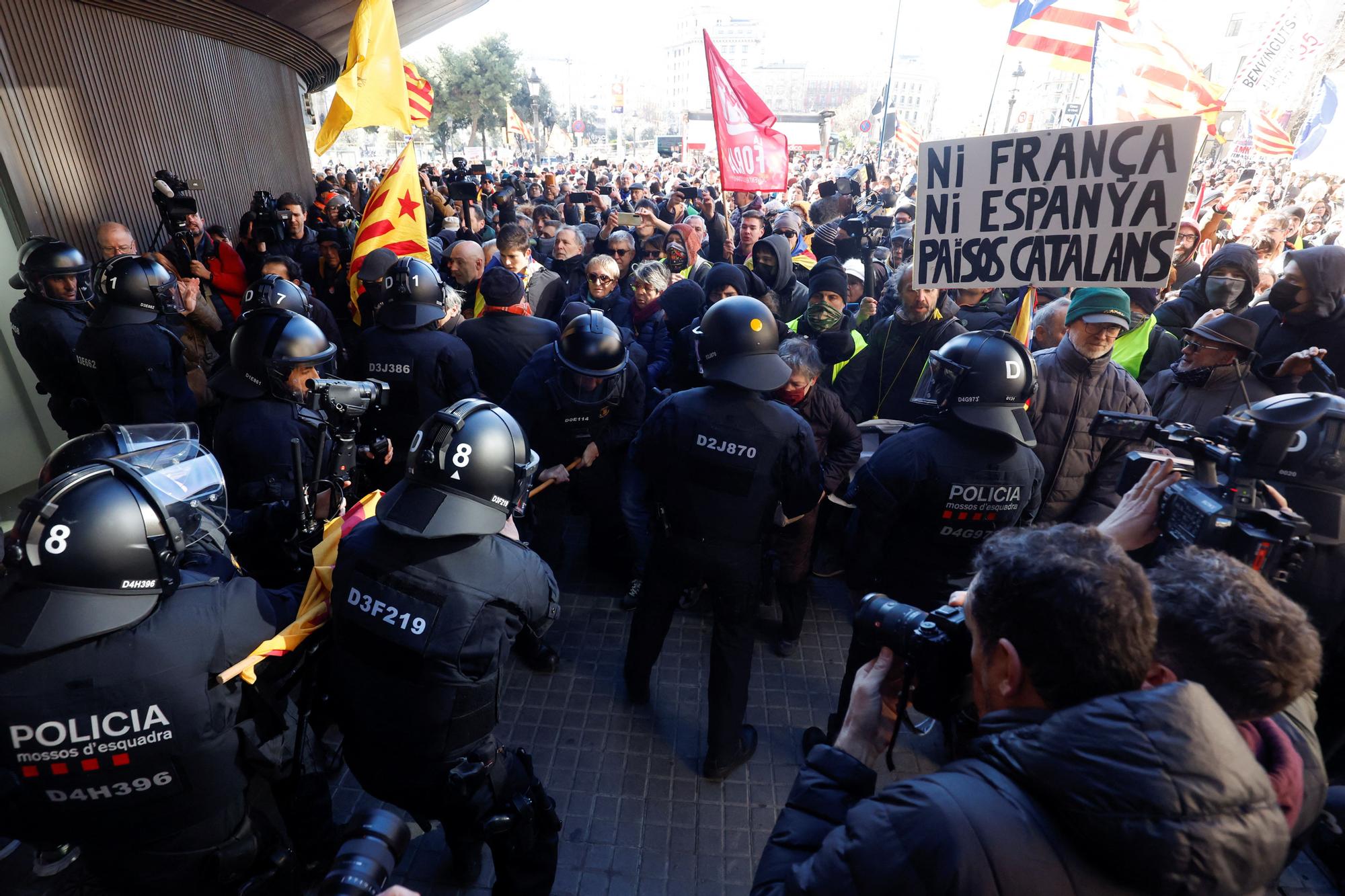 Tensió davant del consolat francès de Barcelona