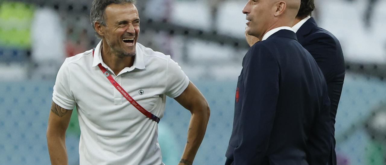 Luis Enrique, en el estadio Ciudad de la Educación en Rayán, antes del Marruecos-España.