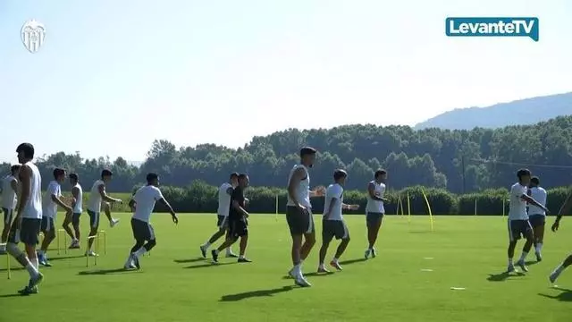 El Valencia CF realiza el primer entrenamiento en el stage de Girona