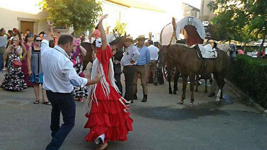 Uno de los bailes del pasado año en la fiesta rociera de Castrogonzalo .