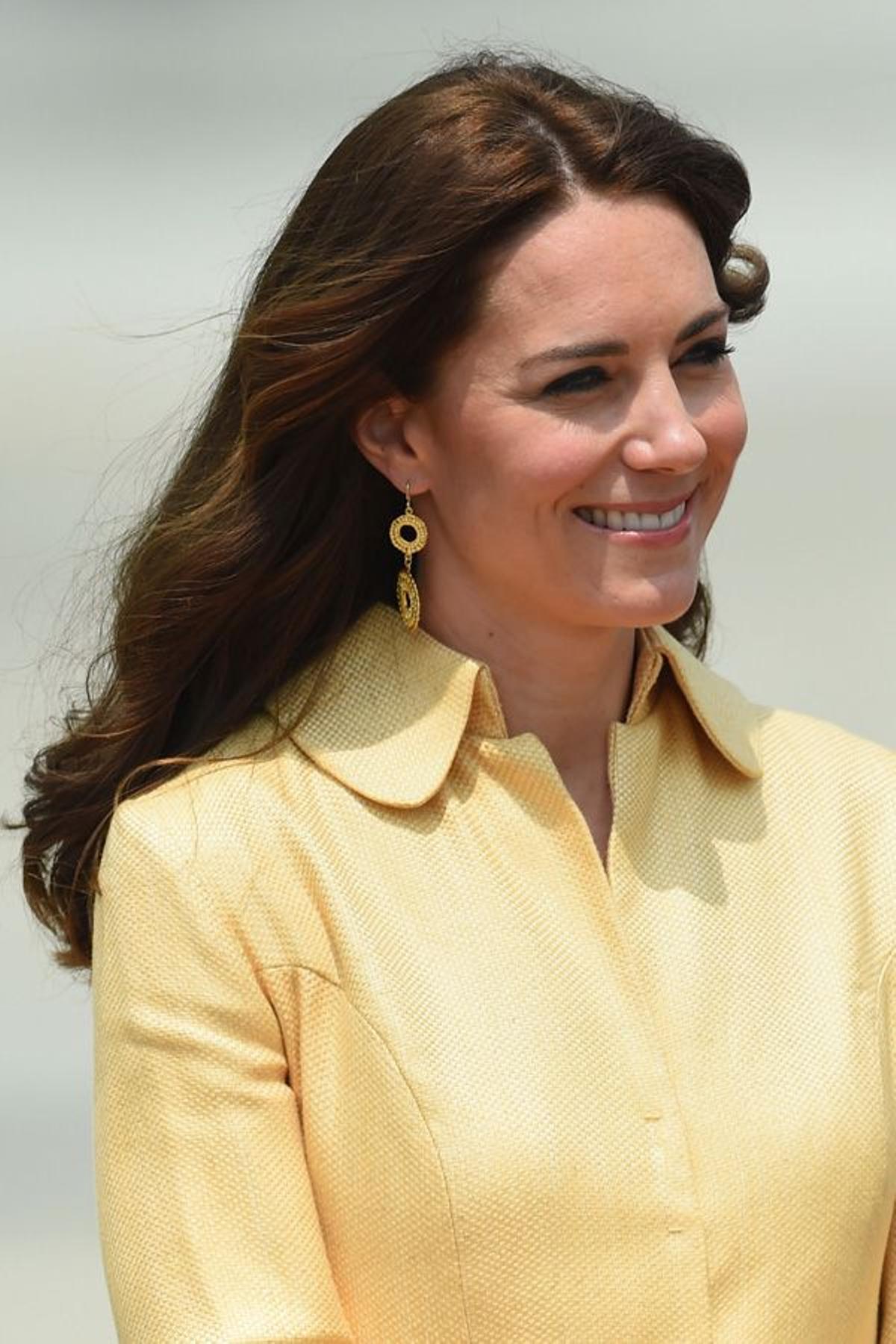 Detalle de los pendientes de Kate Middleton con vestido de Emilia Wickstead