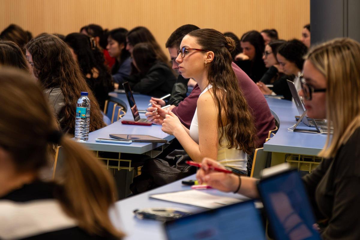 Alumnas y alumnos de la UPF, en clase.