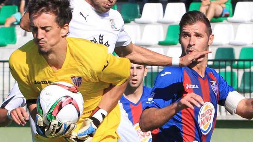 El meta de la Segoviana atrapa un balón a Rubén Moreno.