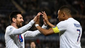 Messi saluda a Mbappé tras marcar un gol con el Paris SG.