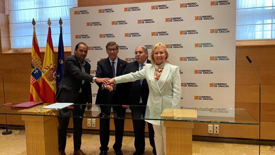 Firma del acuerdo entre el Departamento de Industria, CEOE Aragón, Cepyme Aragón y las cámaras aragonesas.