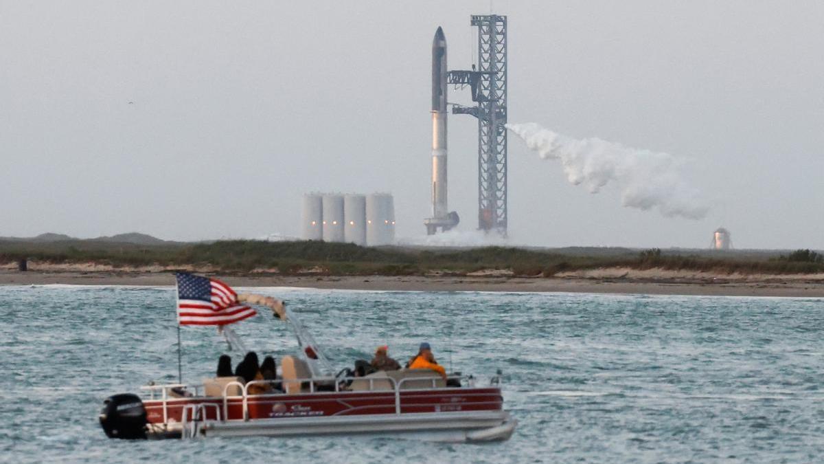 Espectadores desde un barco siguen el lanzamiento, cancelado esta tarde, del cohete SpaceX.