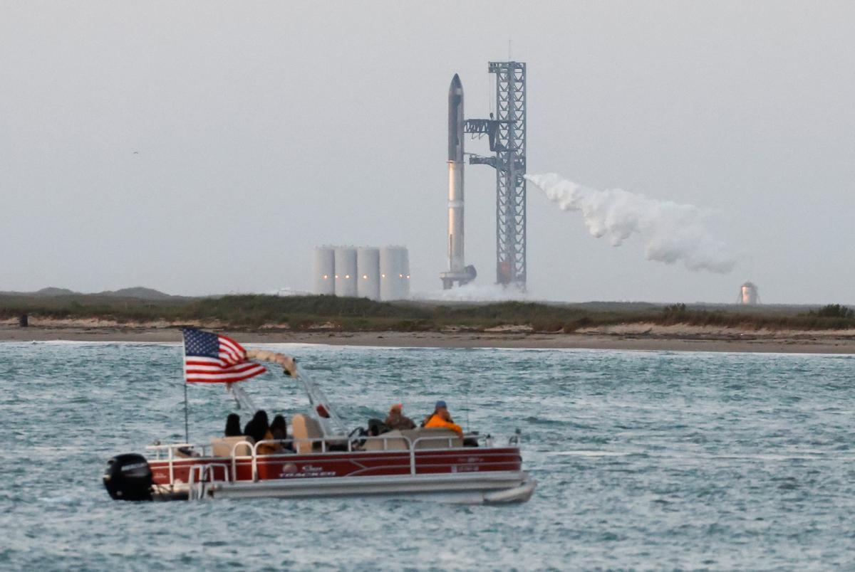 Espectadores desde un barco siguen el lanzamiento, cancelado esta tarde, del cohete SpaceX.