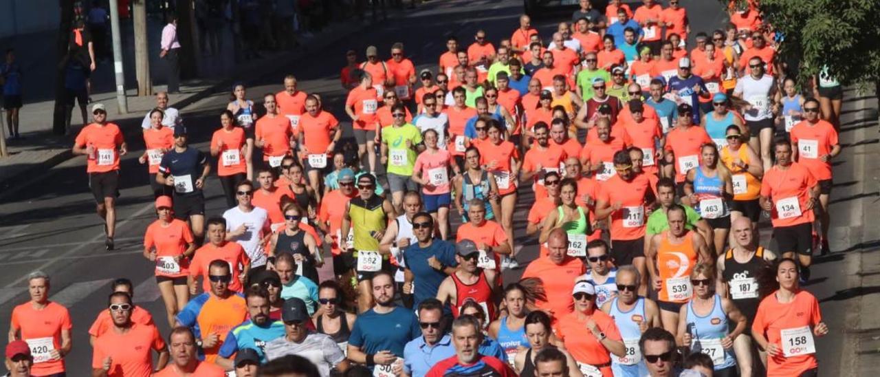 Un grupo de atletas, durante una carrera popular.