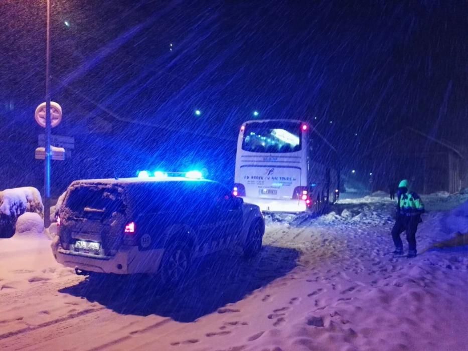 Un autocar amb 60 estudiants atrapats a la carretera de Toses cap a La Molina