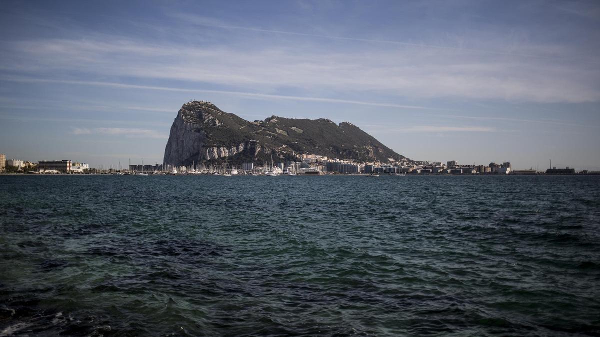 Una vista aérea del peñón de Gibraltar visto desde la vecina ciudad española de La Línea, el 17 de octubre de 2019