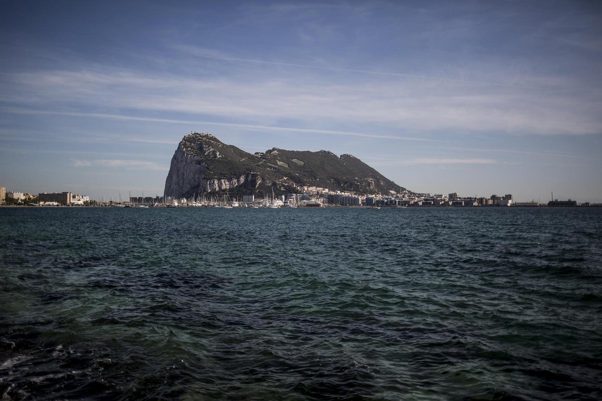Una vista aérea del peñón de Gibraltar visto desde la vecina ciudad española de La Línea, el 17 de octubre de 2019