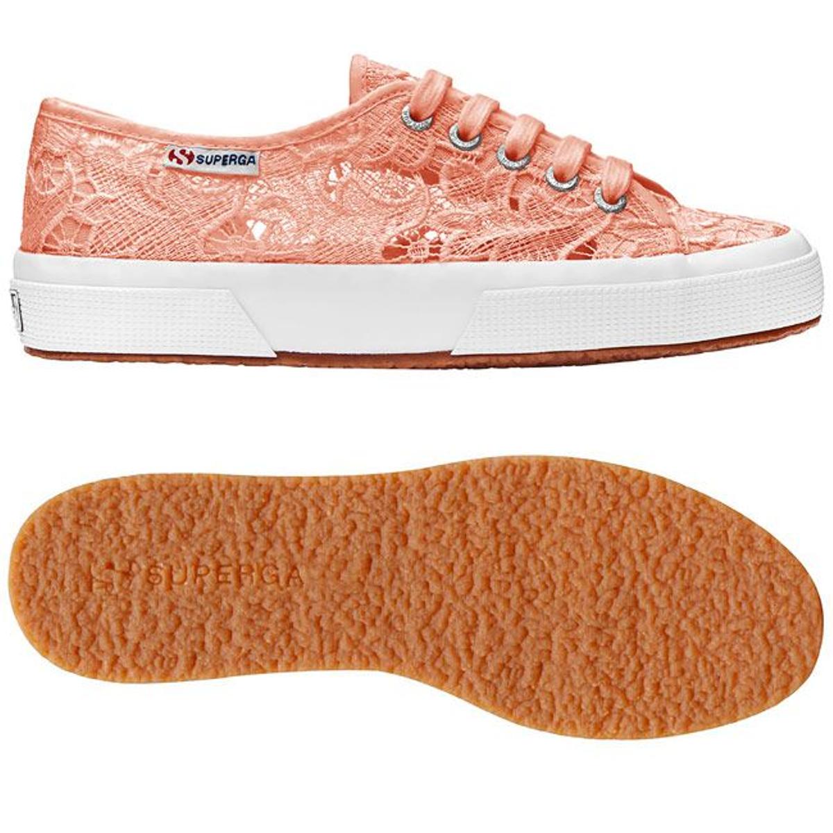 Zapatillas de encaje 'living coral' de Superga: 85 euros.