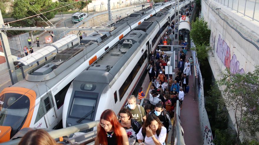 Queixes entre els usuaris en el primer dia laborable del tall a la R2 i R11: &quot;He de matinar més i continuo fent tard&quot;