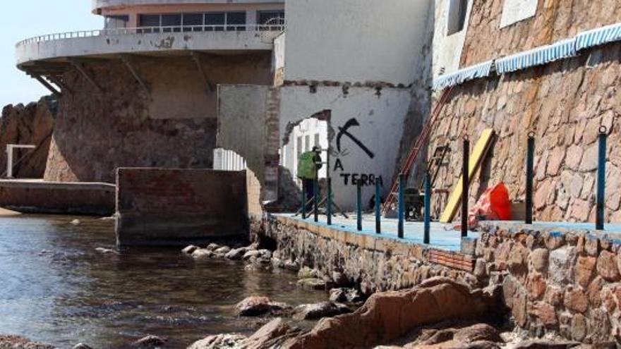 El mur del Club de Mar de Sant Feliu de Guíxols que impedia l&#039;accés públic a la platja ha començat a ser enderrocat aquest matí | ACN