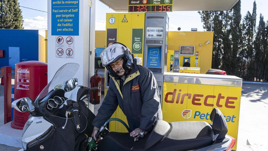 Un motorista posa carburant a l'estació de servei Petrocat Directe